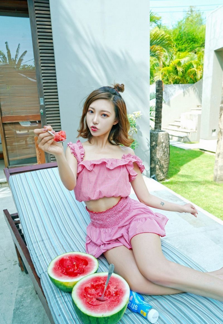 美女御姐泳池长腿翘臀火辣劈叉性感性感写真图片