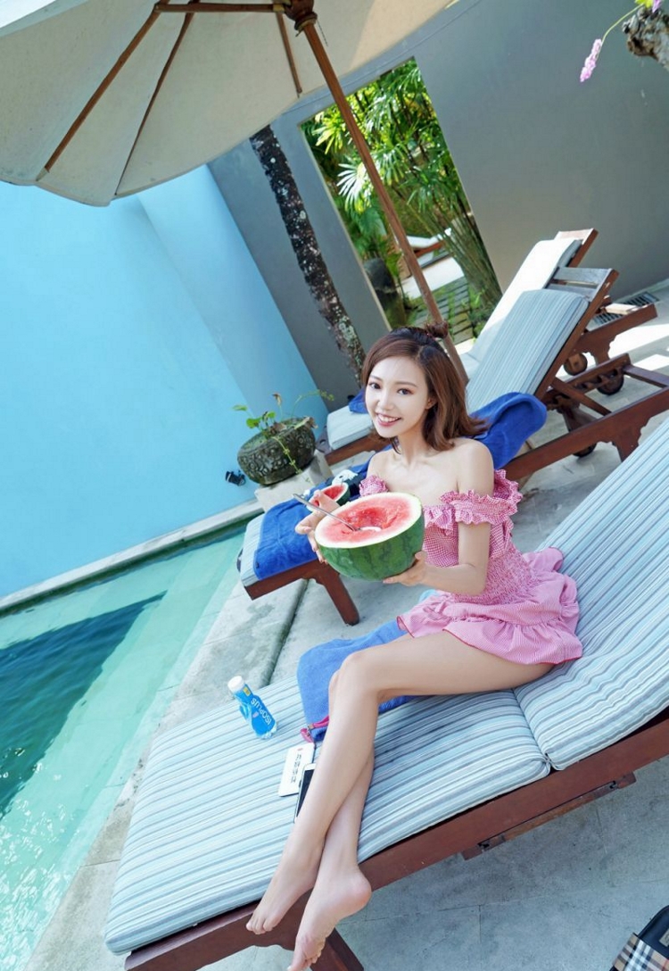 美女御姐泳池长腿翘臀火辣劈叉性感性感写真图片