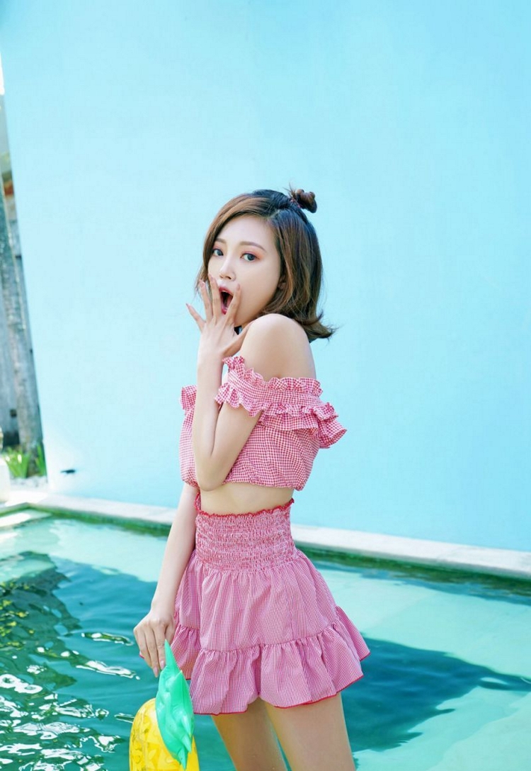 美女御姐泳池长腿翘臀火辣劈叉性感性感写真图片