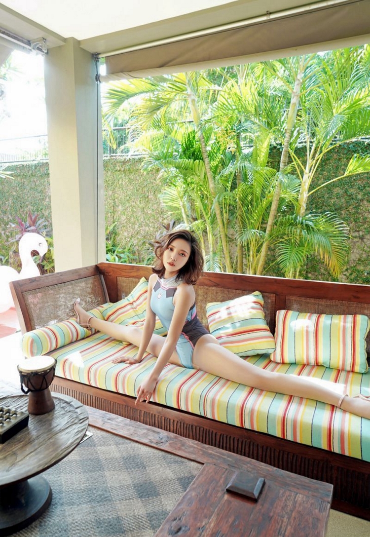 美女御姐泳池长腿翘臀火辣劈叉性感性感写真图片