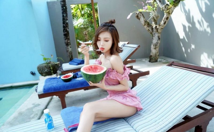 美女御姐泳池长腿翘臀火辣劈叉性感性感写真图片