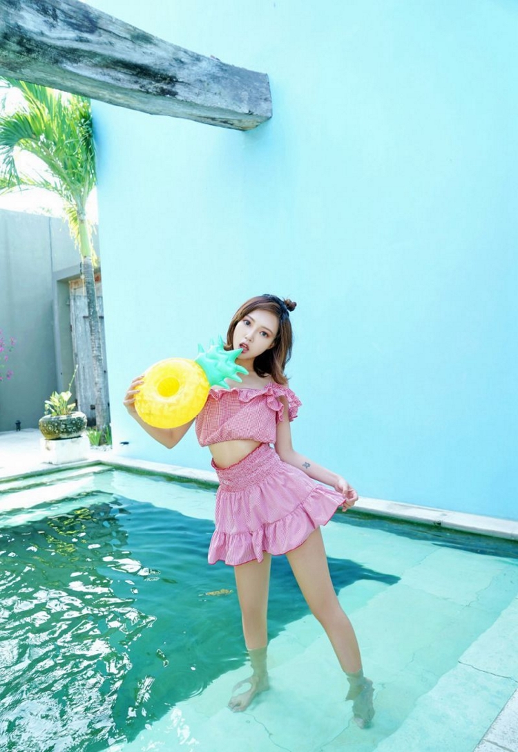 美女御姐泳池长腿翘臀火辣劈叉性感性感写真图片