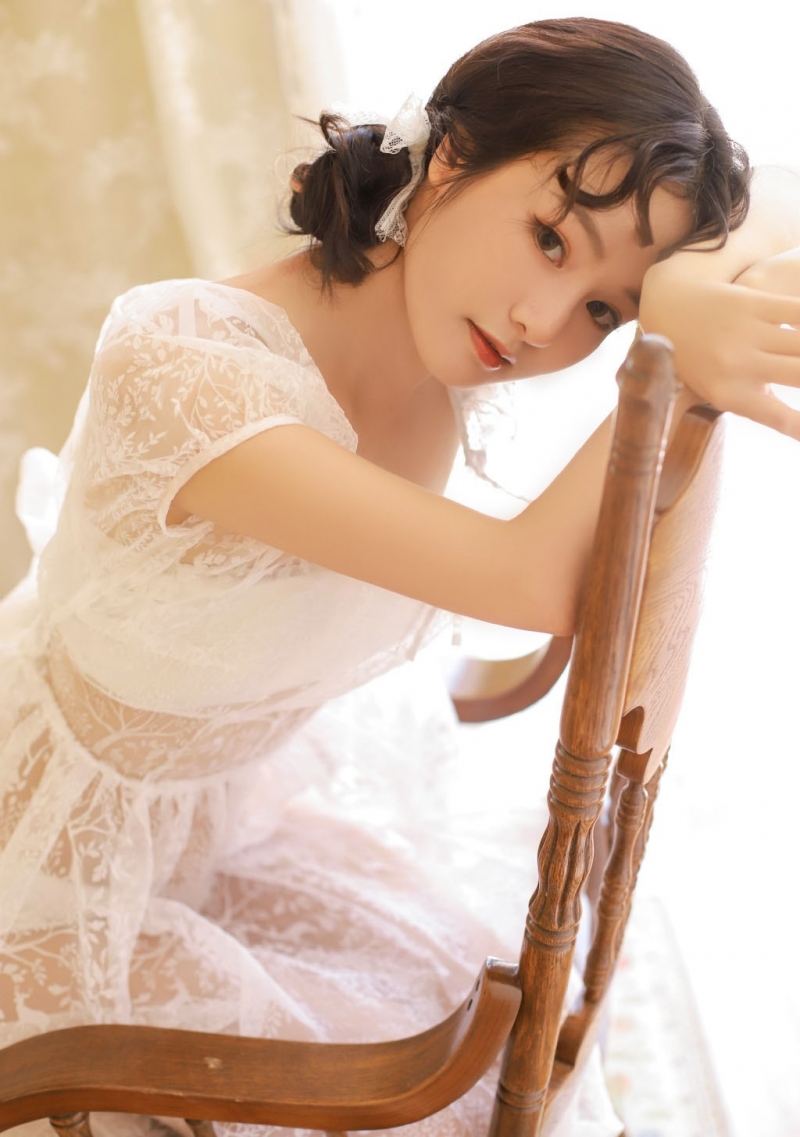 粉嫩小女生微透白纱裙极品图库