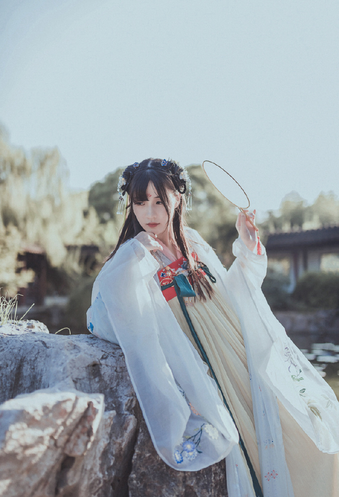 极品大波女神慵懒写着