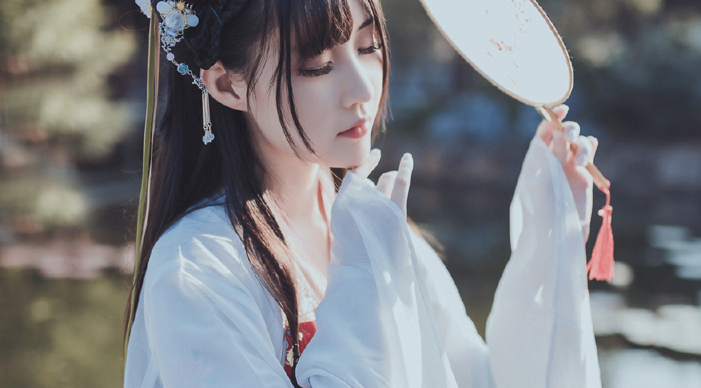 极品大波女神慵懒写着