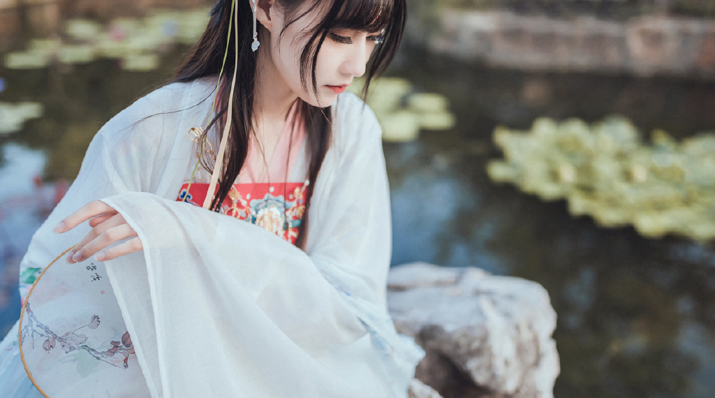 极品大波女神慵懒写着