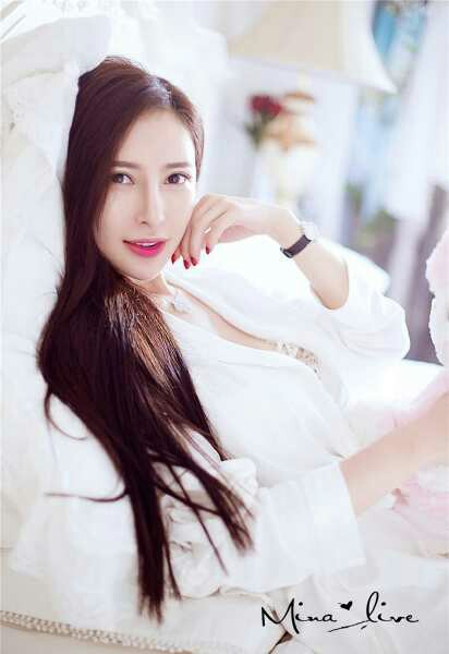 极品大波女神慵懒写着