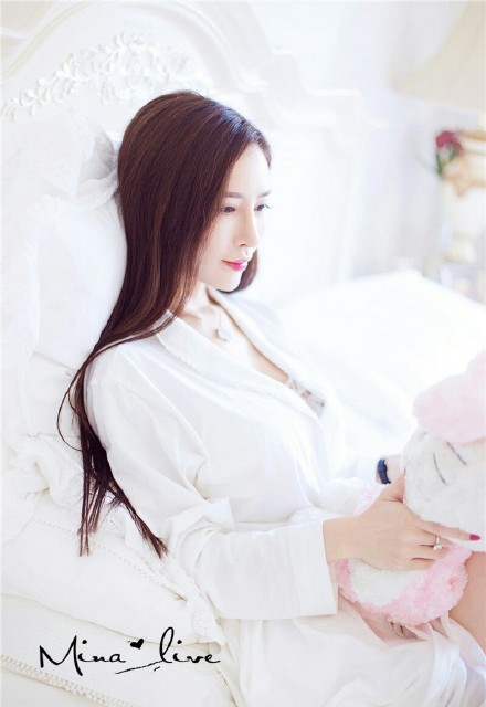 极品大波女神慵懒写着