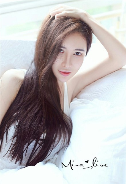 极品大波女神慵懒写着