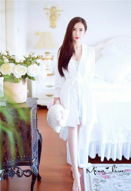 极品大波女神慵懒写着