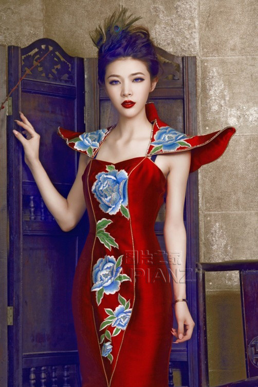 性感裸背少女图片 展国色天香之貌