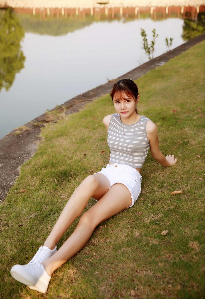 内衣美女半裸翘臀精美人体艺术写真