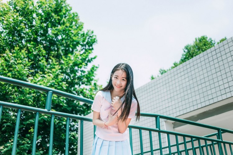 短发少女比基尼美乳俏美素人泳装西西人体写真