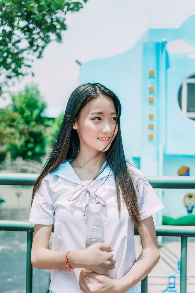 短发少女比基尼美乳俏美素人泳装西西人体写真