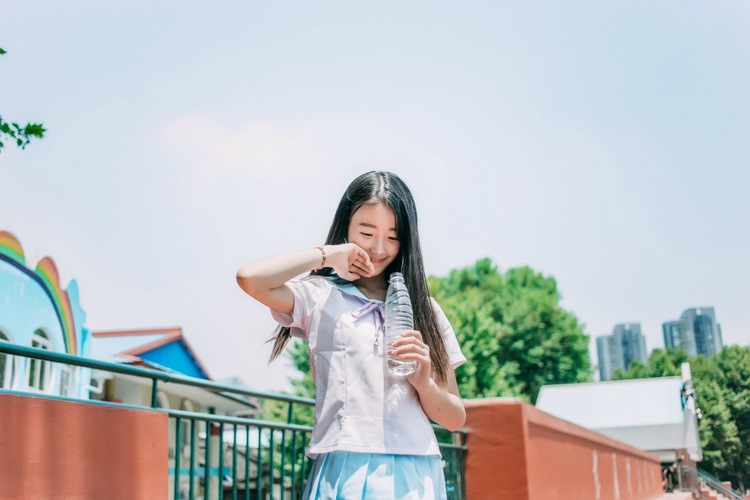 短发少女比基尼美乳俏美素人泳装西西人体写真