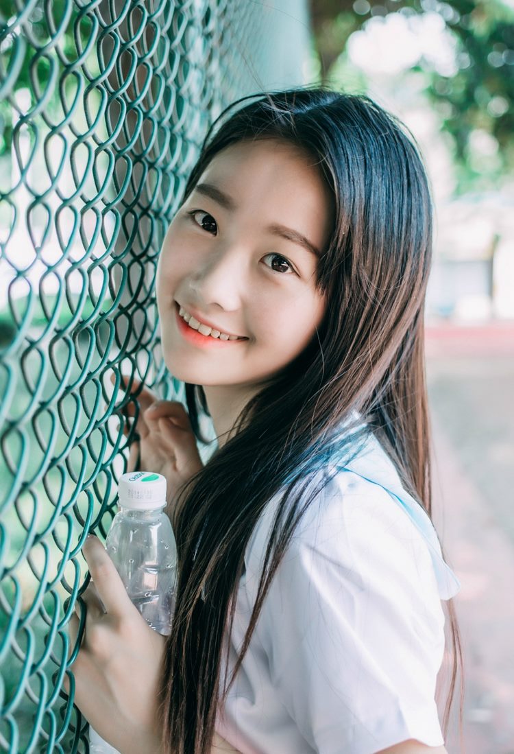 短发少女比基尼美乳俏美素人泳装西西人体写真