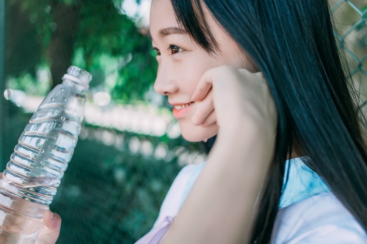 短发少女比基尼美乳俏美素人泳装西西人体写真