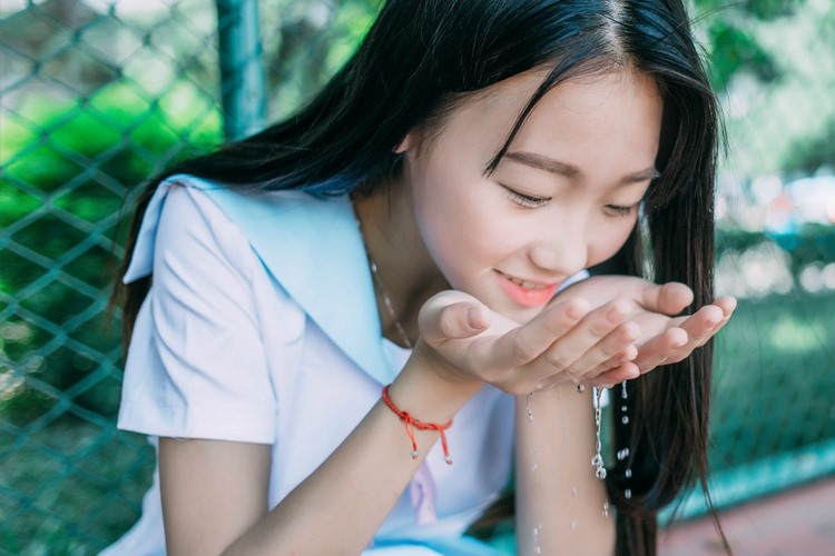 短发少女比基尼美乳俏美素人泳装西西人体写真