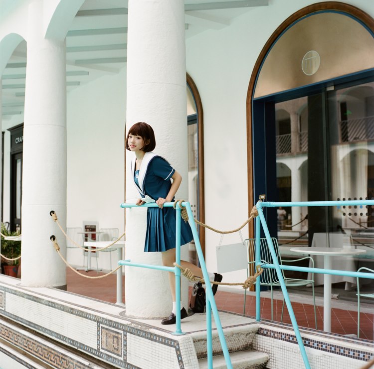 校园短发美女活泼可爱户外野生学生妹清纯写真