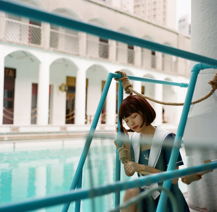 校园短发美女活泼可爱户外野生学生妹清纯写真