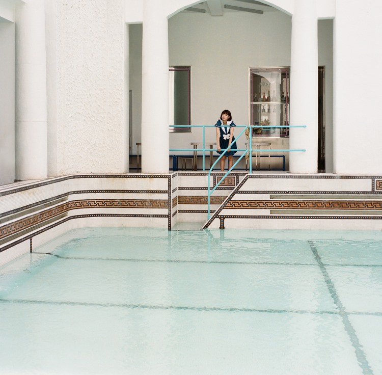 校园短发美女活泼可爱户外野生学生妹清纯写真