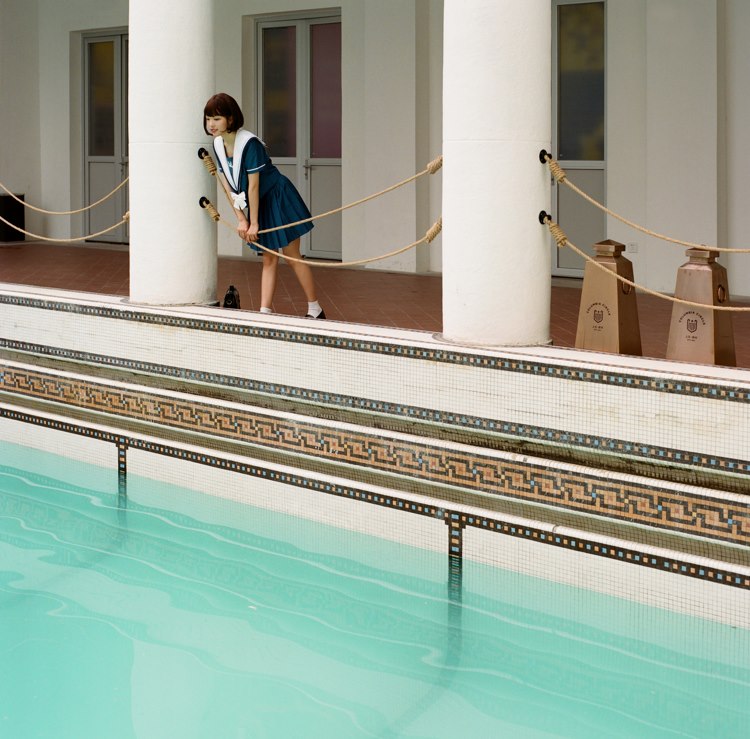 校园短发美女活泼可爱户外野生学生妹清纯写真