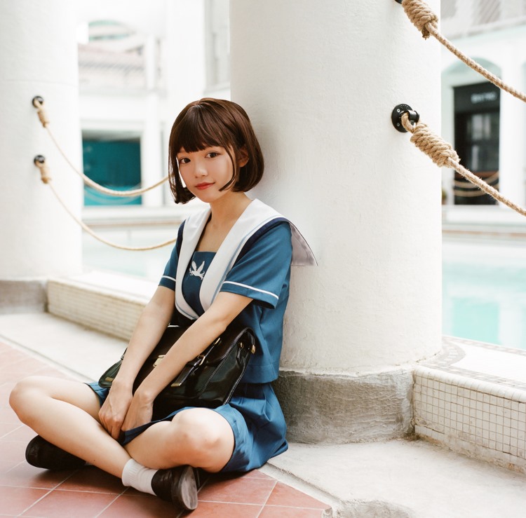 校园短发美女活泼可爱户外野生学生妹清纯写真