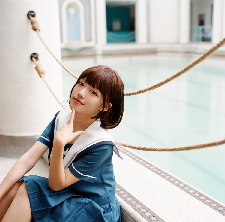 校园短发美女活泼可爱户外野生学生妹清纯写真