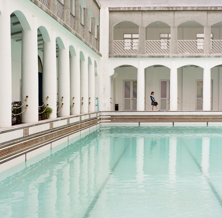 校园短发美女活泼可爱户外野生学生妹清纯写真