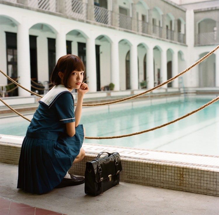 校园短发美女活泼可爱户外野生学生妹清纯写真