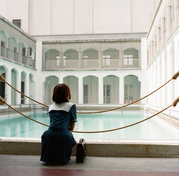 校园短发美女活泼可爱户外野生学生妹清纯写真