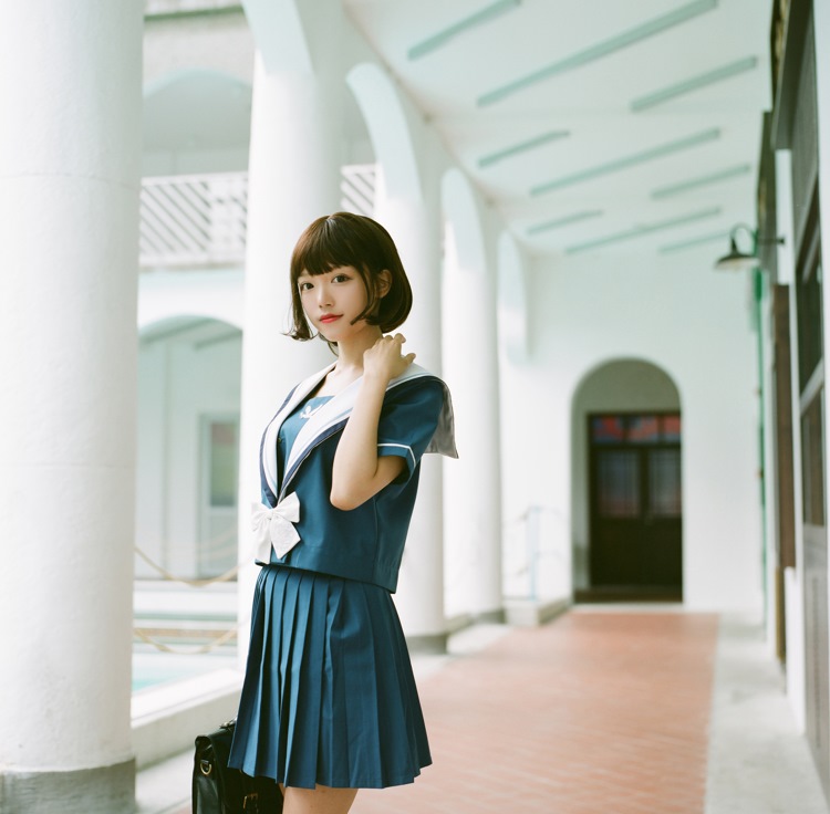 校园短发美女活泼可爱户外野生学生妹清纯写真