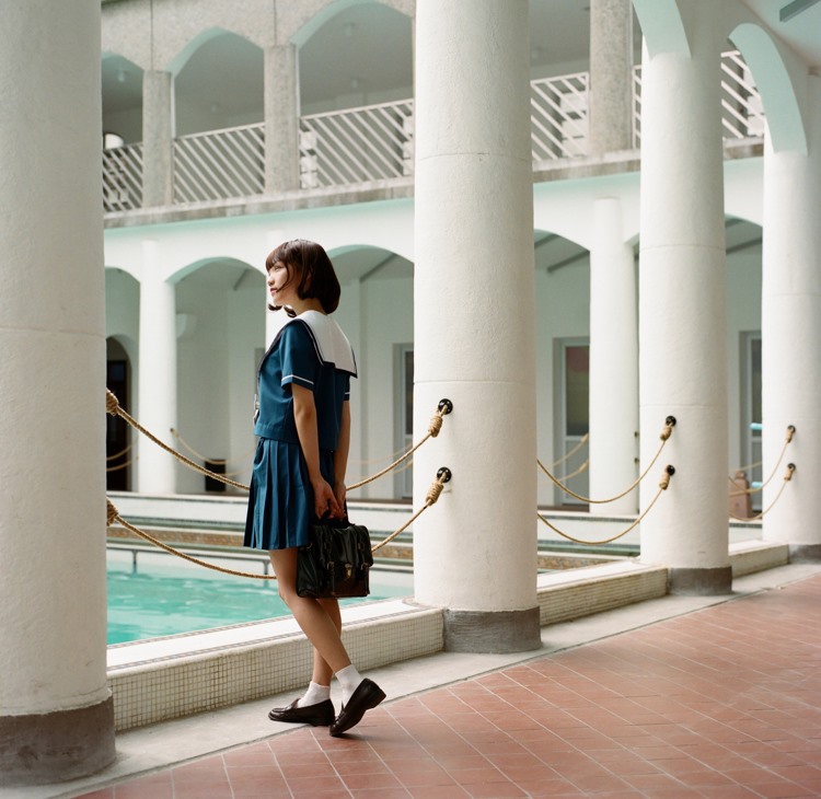 校园短发美女活泼可爱户外野生学生妹清纯写真