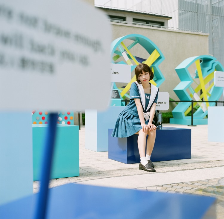 校园短发美女活泼可爱户外野生学生妹清纯写真