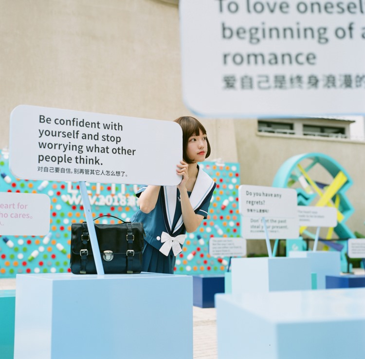 校园短发美女活泼可爱户外野生学生妹清纯写真