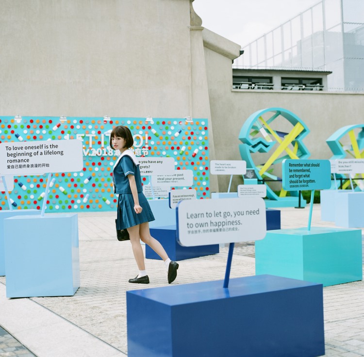 校园短发美女活泼可爱户外野生学生妹清纯写真
