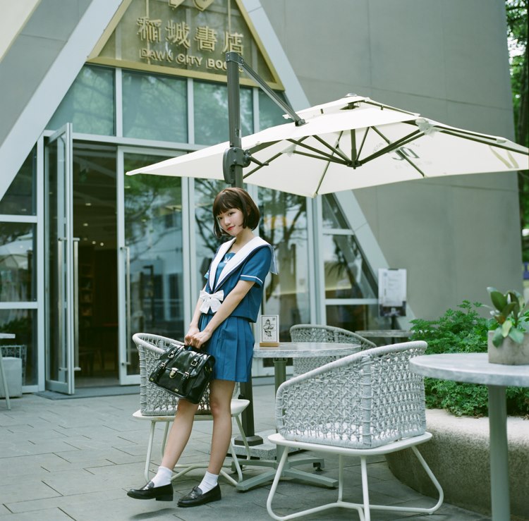 校园短发美女活泼可爱户外野生学生妹清纯写真