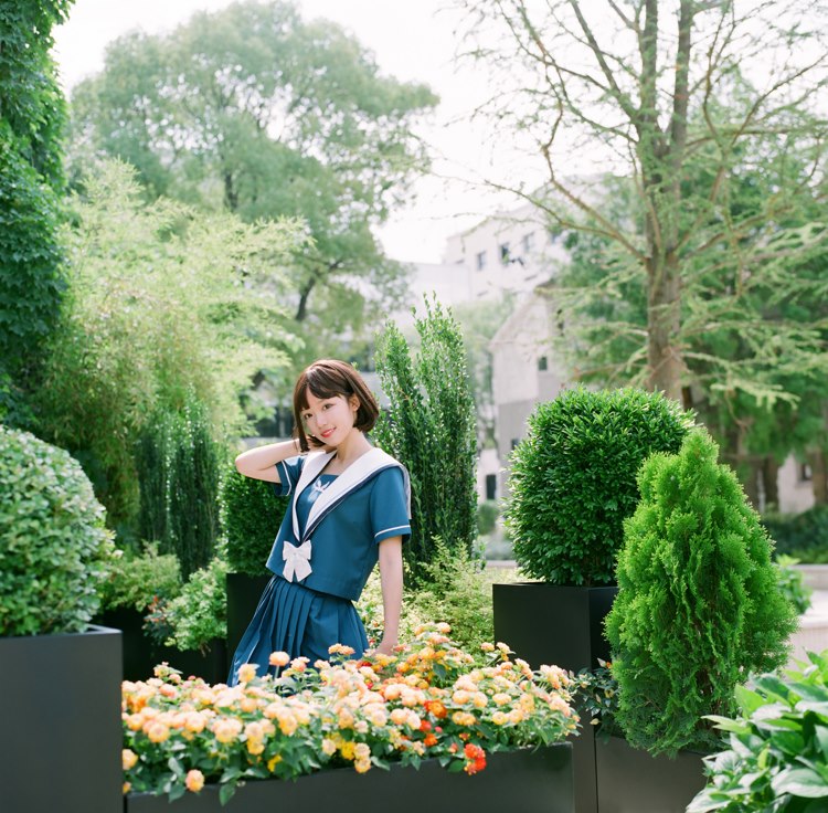 校园短发美女活泼可爱户外野生学生妹清纯写真