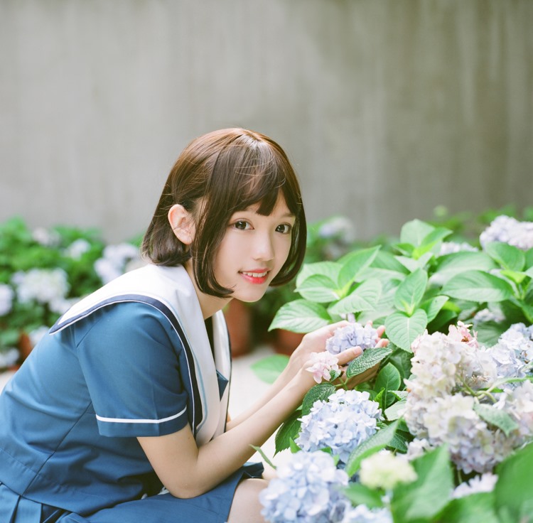 校园短发美女活泼可爱户外野生学生妹清纯写真