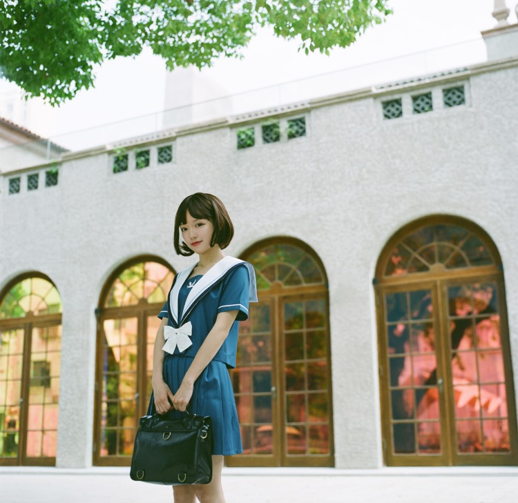 校园短发美女活泼可爱户外野生学生妹清纯写真