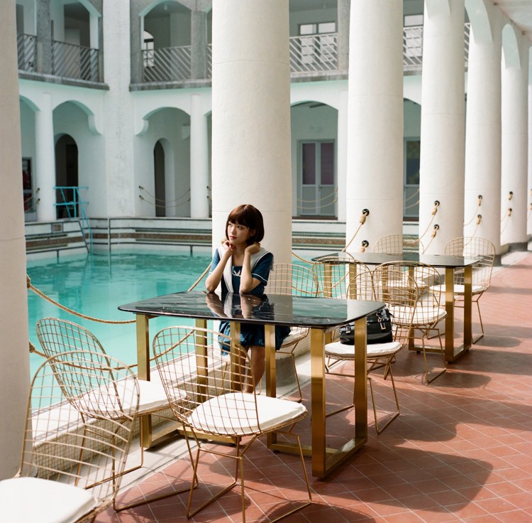 校园短发美女活泼可爱户外野生学生妹清纯写真