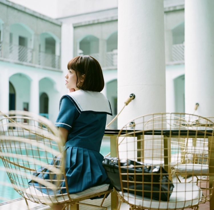 校园短发美女活泼可爱户外野生学生妹清纯写真