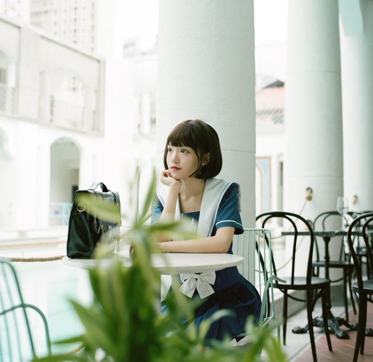 校园短发美女活泼可爱户外野生学生妹清纯写真