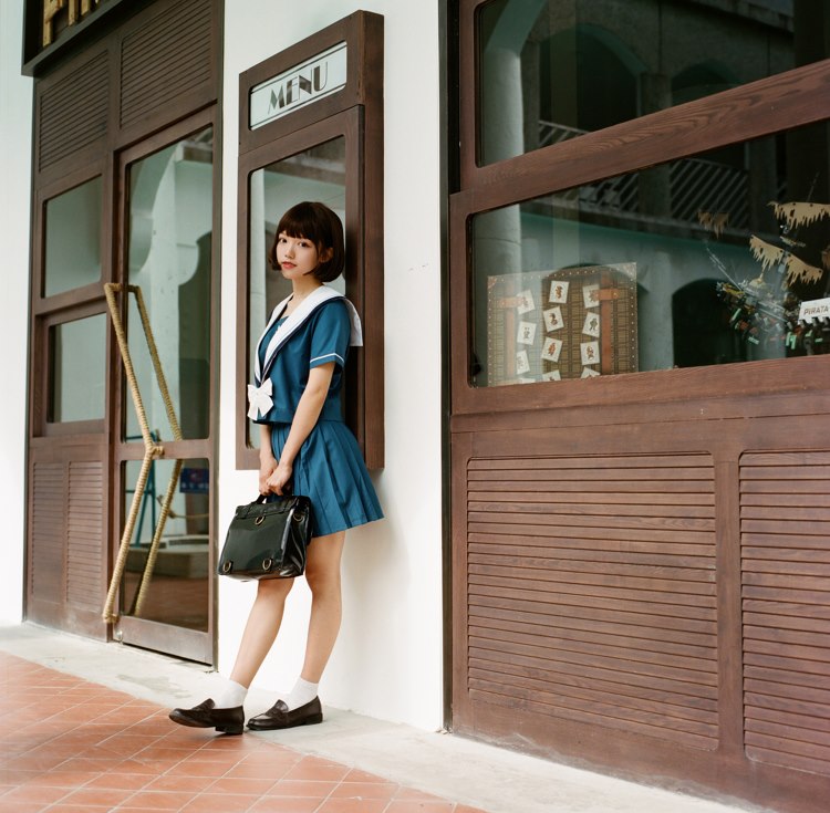 校园短发美女活泼可爱户外野生学生妹清纯写真