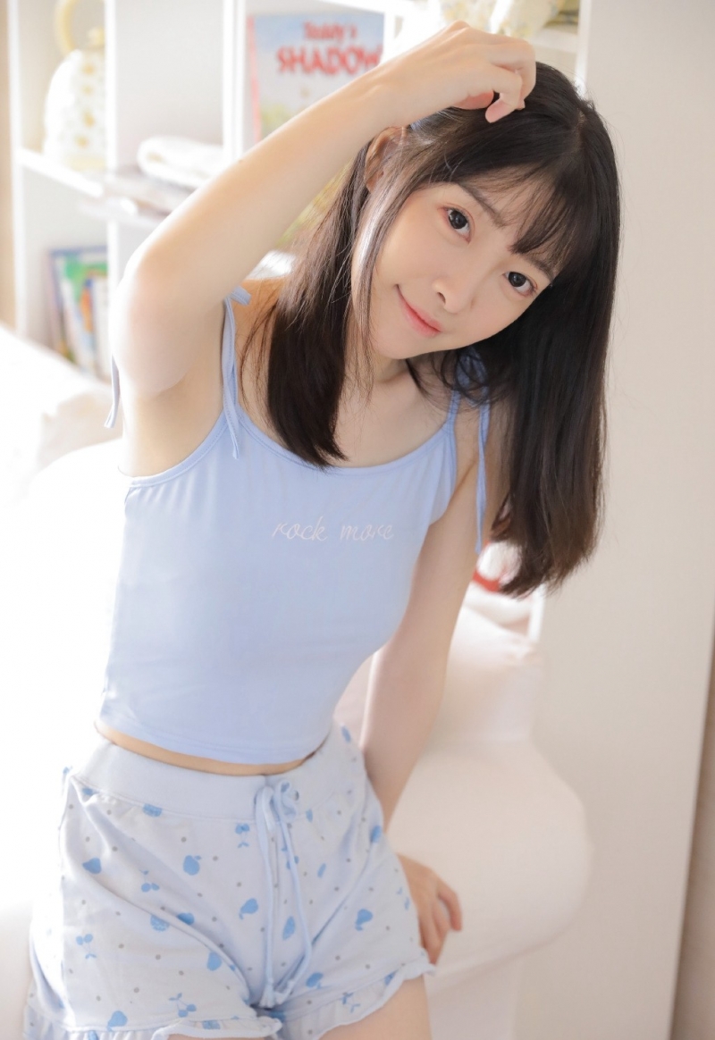 邻家女友吊带小短裤玲珑身段极品图库