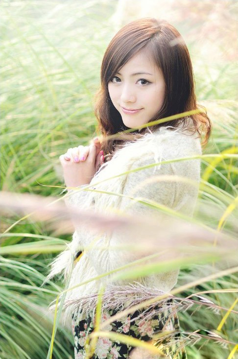 荧光中女孩写真照 优雅浪漫甜美风