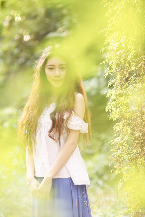 荧光中女孩写真照 优雅浪漫甜美风