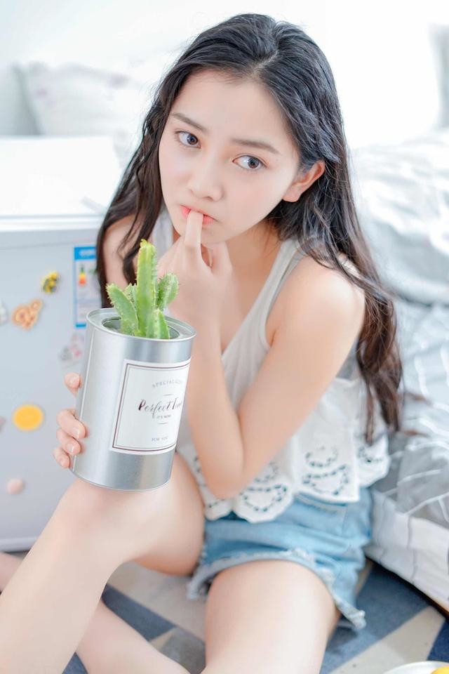 素人湿身少女白皙长腿热裤翘臀惹火性感无码图片