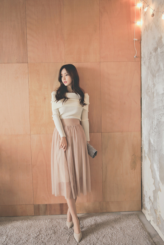 完美卷发美女少妇露香肩写真