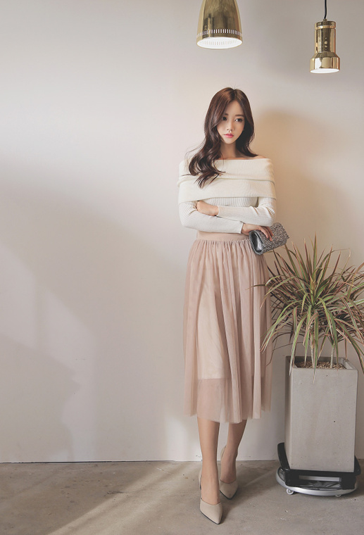 完美卷发美女少妇露香肩写真